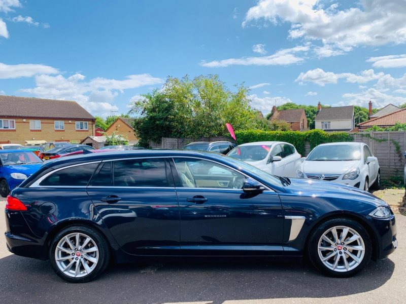 View JAGUAR XF 2.2d Premium Luxury Sportbrake Auto Euro 5 (s/s) 5dr